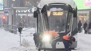 Аномальные сугробы заблокировали транспортное движение в Москве
