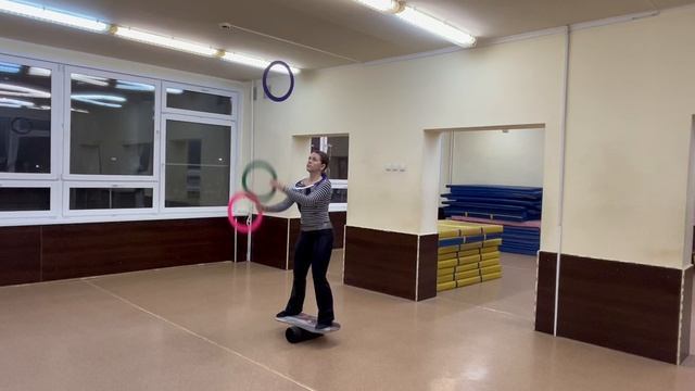 Жонглирование на катушке (баланс-борде) номер "Шторм" смотреть онлайн