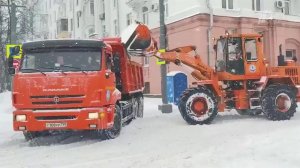 Городские службы спешат очистить город от рекордных сугробов до наступления оттепели
