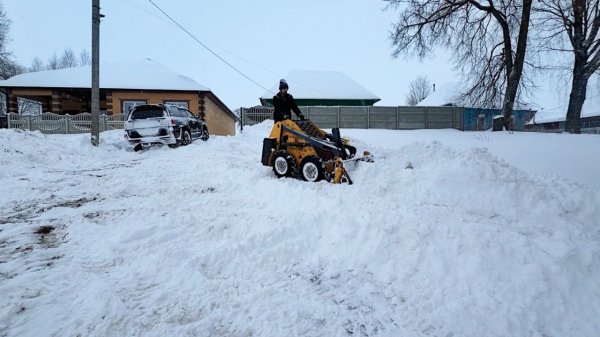 Засадили машину в сугроб. Пришлось откапывать погрузчиком. Нас завалило снегом.