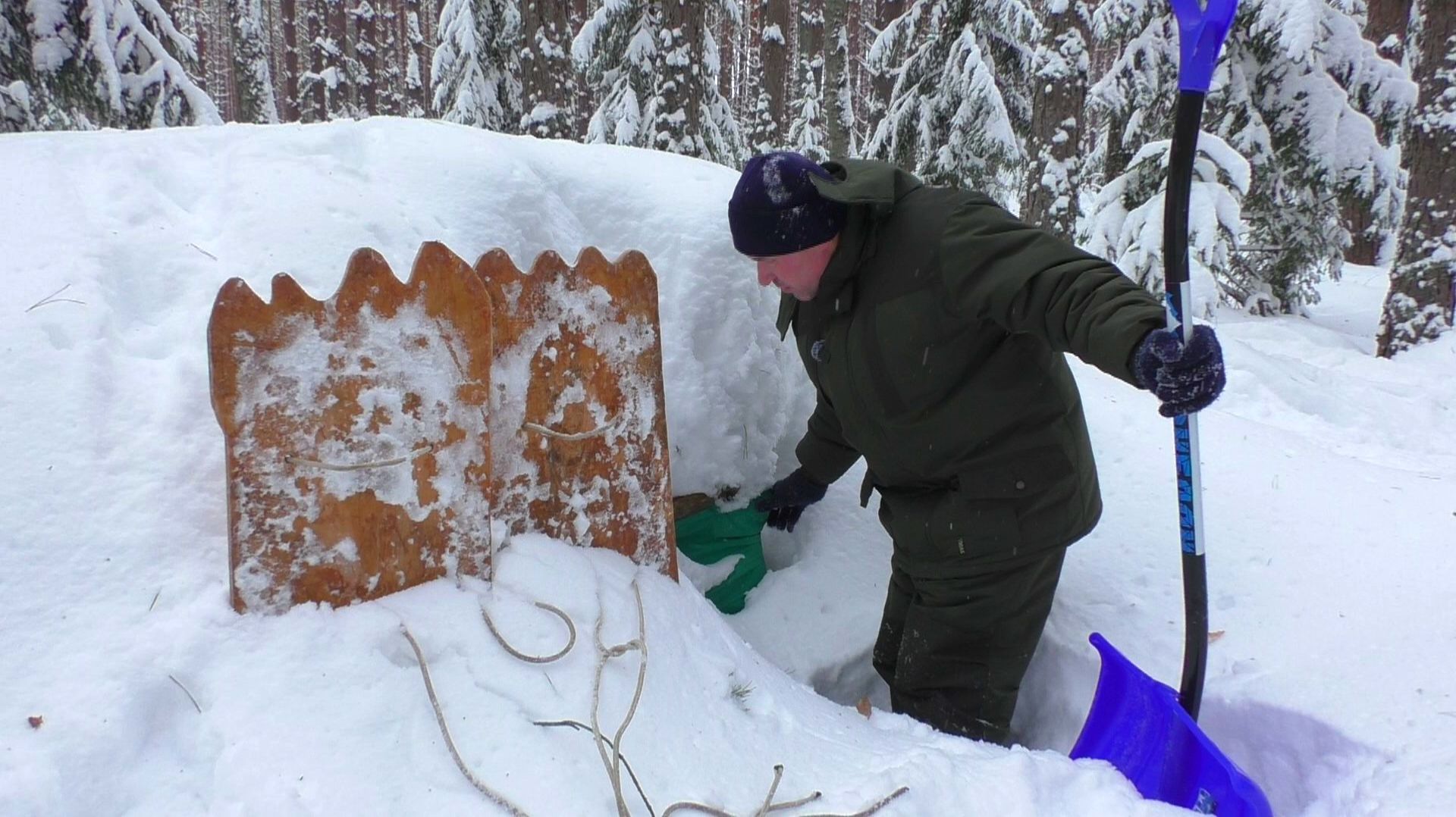 УШЁЛ В ЛЕС В ЗЕМЛЯНКУ! ЕЛИ НАШЁЛ В ГЛУБОКИХ СУГРОБАХ! ВЫРУЧИЛИ СНЕГОСТУПЫ смотреть онлайн