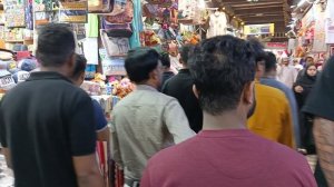 Много туристов на рынке!