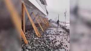 В Сочи резкое похолодание, ливни и волны высотой в несколько метров.