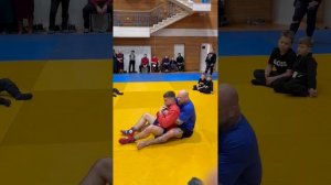 База борьбы от Джеффа Монсона-   удушение со стороны спины, подробно и с нюансами.