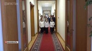 Учащимся махачкалинского интерната провели экскурсию в республиканском парламенте