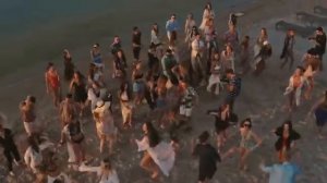 Красивые танцы на пляже.