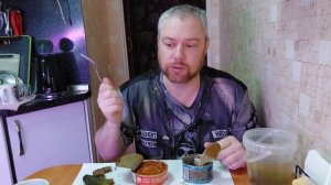 Мукбанг,  консервы рыбные с луком и солёными огурцами.