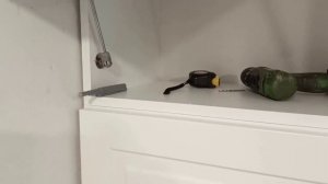 Установка магнитных толкателей на кухонные шкафы.