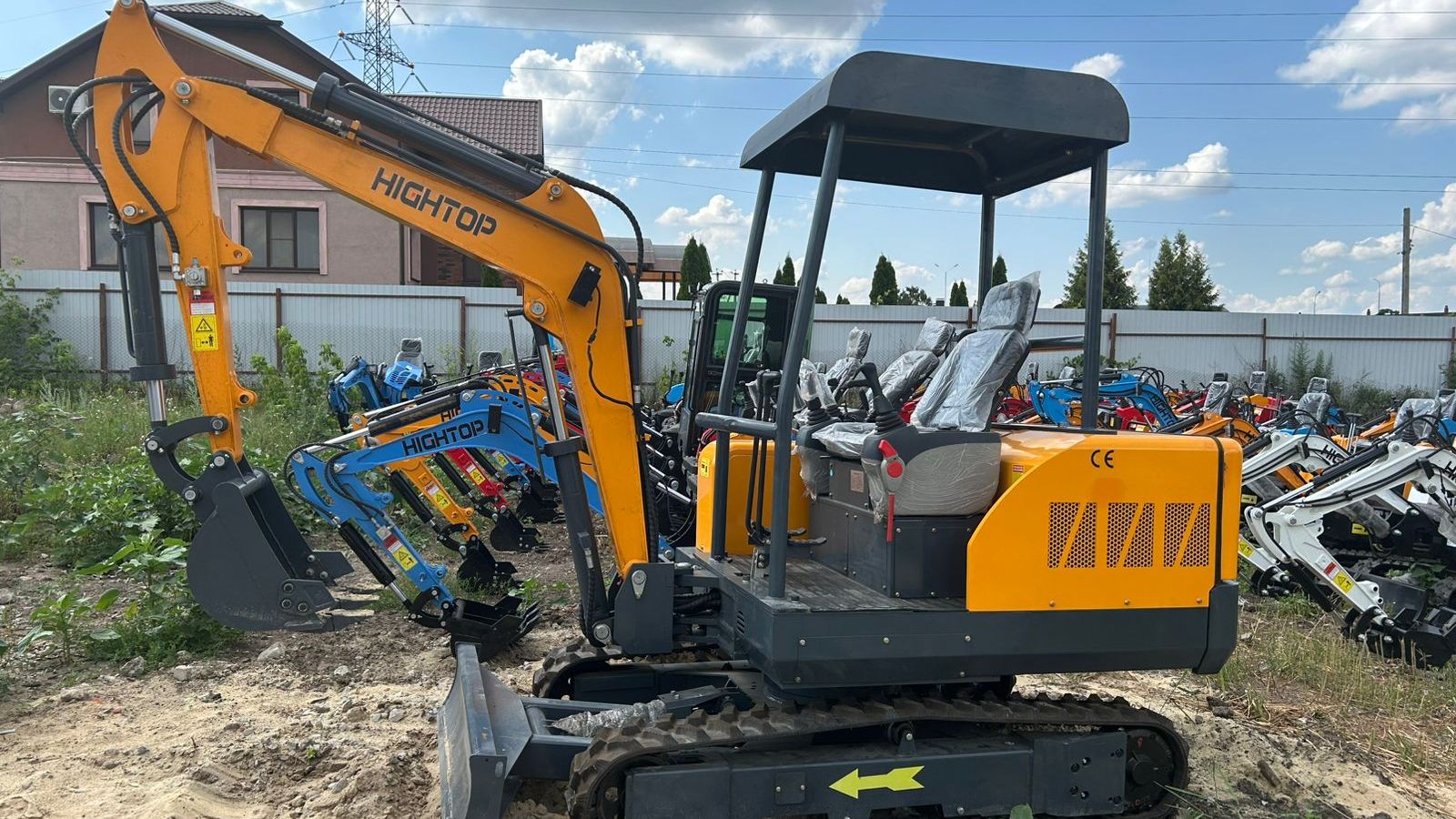 видео работы мини экскаватора HIGHTOP HT-30