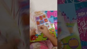 дети наклеивают наклейки