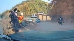 В Китае женщина на мотоцикле совершила фатальную ошибку и улетела в овраг