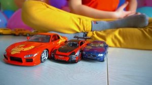 Отмечайте, играйте и изучайте машинки с помощью радужных воздушных шаров