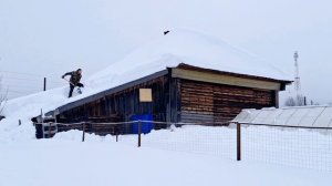 Снежная деревенька чистим крышу и готовим голубцы в афганском казане, наслаждаясь жизнью.