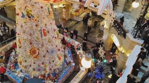 Прогулка по невероятному, украшенному Главному универмагу Москвы (ГУМ)