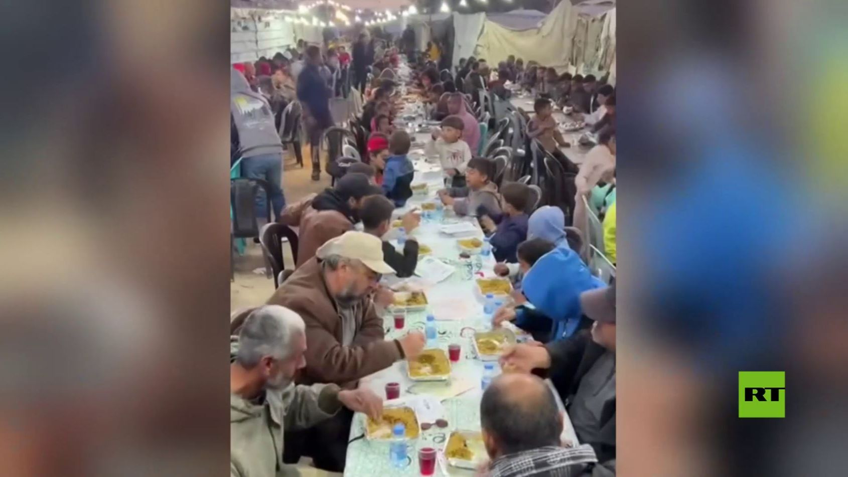 قطاع غزة.. إفطار جماعي بين أنقاض المنازل في مخيم المغازي смотреть онлайн