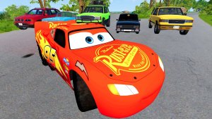 МУЛЬТИКИ ПРО МАШИНКИ МАКВИН: гонка безумных трюков — прыжки и столкновения с искрами!