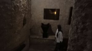 Пошёл за женщиной в белом платье!