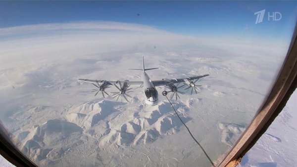 Стратегические ракетоносцы Ту-95МС выполнили плановый полет над Беринговым морем.