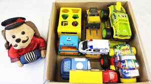 Мультики для детей и малышей. Яркие машинки катятся с горки с громкими сигналами. Мультики машинки