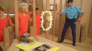 Настя и побег из КАРТОННОЙ ТЮРЬМЫ. Челлендж для детей