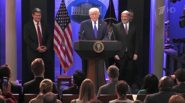 Дональд Трамп жестко критикует Верховный суд США, признавший незаконными пошлины.