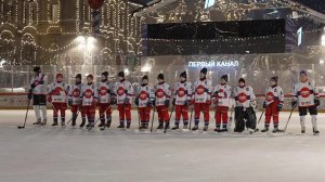 На ГУМ-Катке прошел хоккейный матч в поддержку подопечных фонда "Страна для детей"