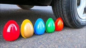 Машина давит предметы колесом! Эксперименты с колесом! Давим цветные яйца! Залипалка ASMR