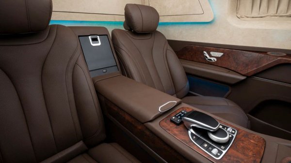 VW Crafter - мобильный офис в кориченвых тонах