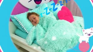 Настя учит детей правильному поведению и этикету в шко