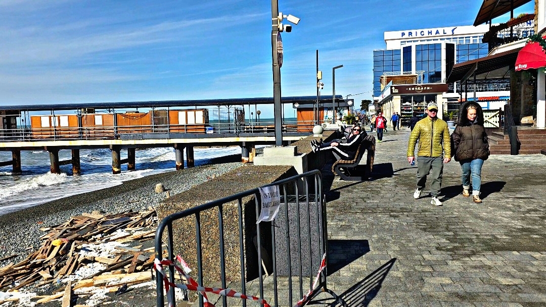 ✅️🌴20 ФЕВРАЛЯ В АДЛЕРЕ: +10°, ПОСЛЕДСТВИЯ ШТОРМА НА НАБЕРЕЖНОЙ В АДЛЕРЕ. АДЛЕР 2026 смотреть онлайн