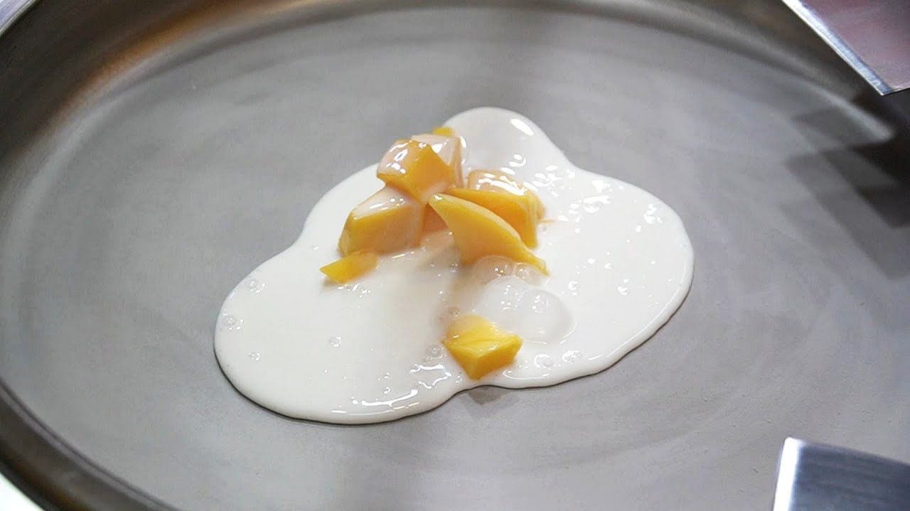 Рулетики из мангового мороженого. Уличная еда Корея | Еда мира | World Food смотреть онлайн