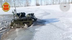 НРТК «Курьер» с средствами РБ преодолевает водную преграду на учениях.