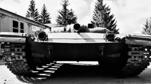 Танк-блинчик с башней в башне и ниже человека