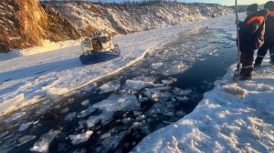 Появились кадры с места провала "УАЗа" с туристами под лед на Байкале.