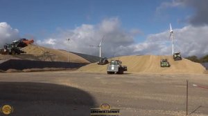 Как вы думаете, какой высоты еще будет эта гора? 7 Тракторов строят кукурузный небоскреб в BGA Blume