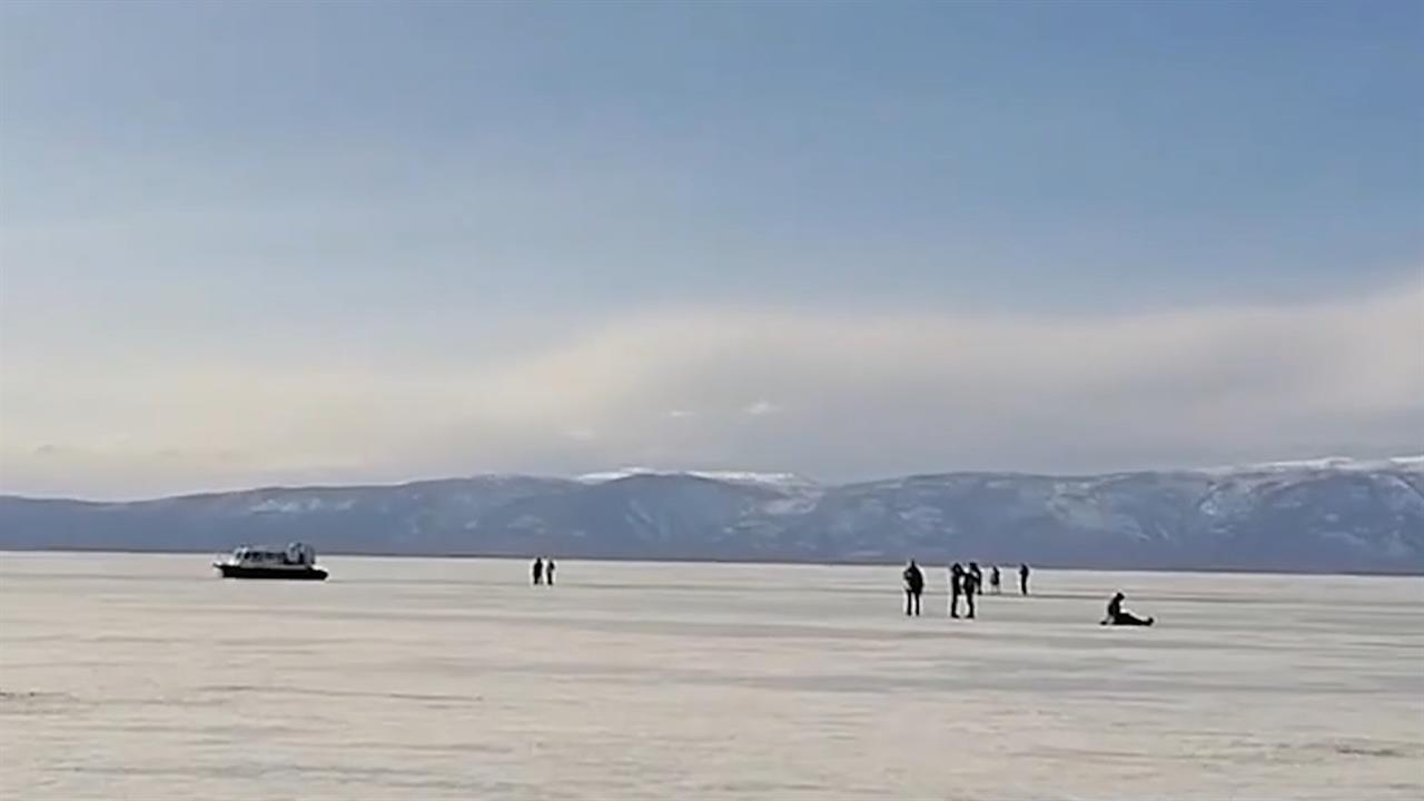 "УАЗ" с китайскими туристами провалился в Байкал: главное о случившемся. смотреть онлайн