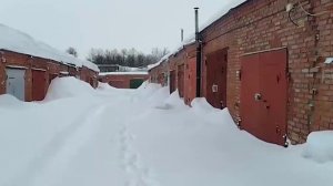 Пробираемся после очередного снегопада на чистку снега