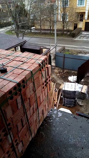 Опытный и бесстрашный водитель автокрана