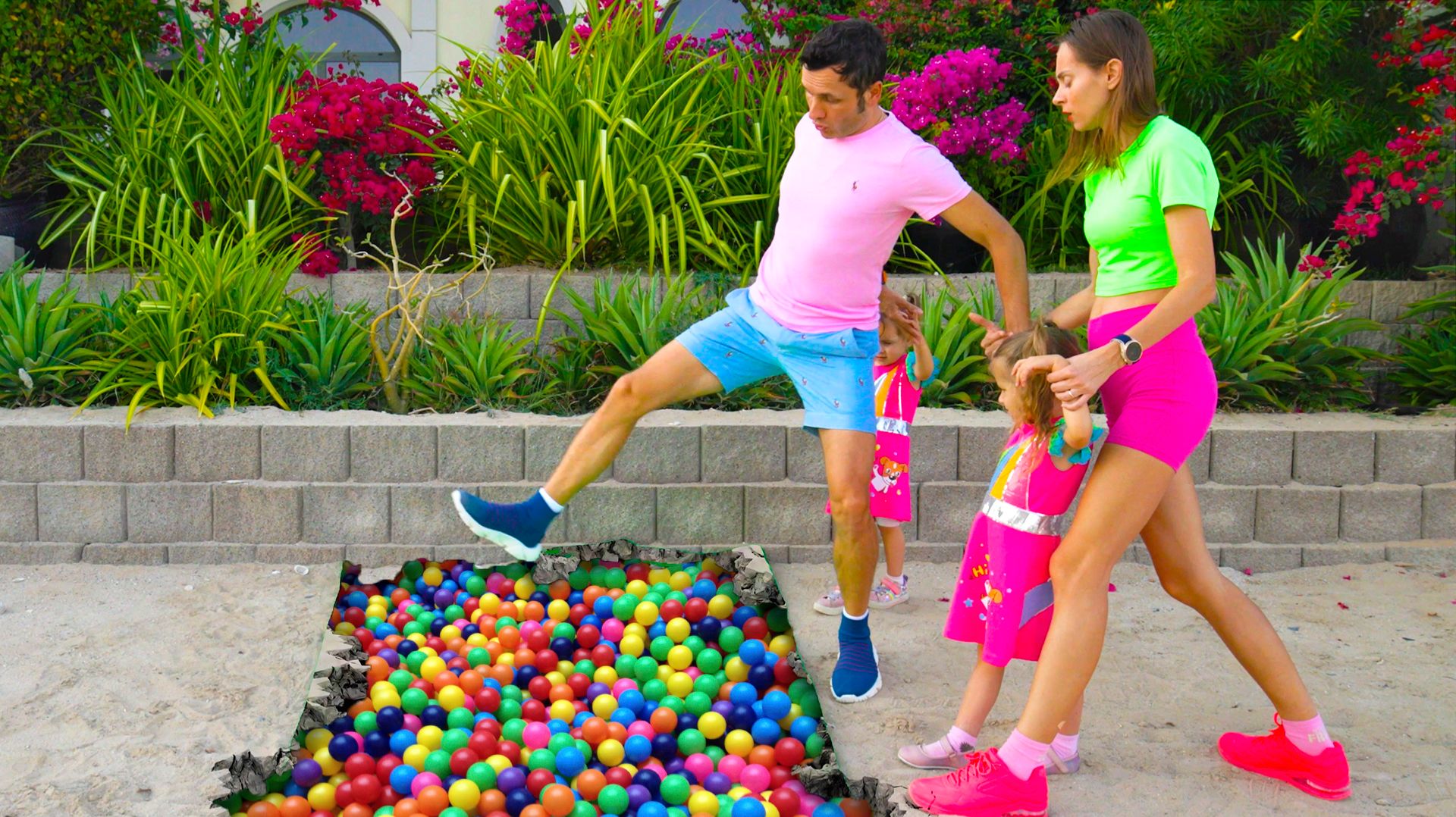 Где дети могут поиграть в песенку +Больше детских стишков и песенок для детей | Майя и Маша+Сборники смотреть онлайн