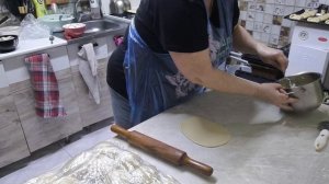 Пирожки пеку и танцую.