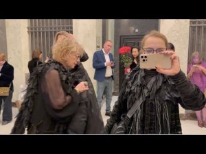 Куда я попала? Как принарядились гости на модный показ? А сам показ завтра