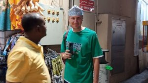 Сергей примеряет местную шапку!