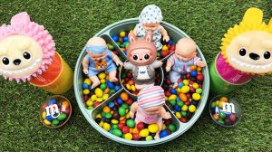 Мультики для девочек. Ванночки с куклами и слаймом на зеленой траве. Смотреть онлайн для малышей.