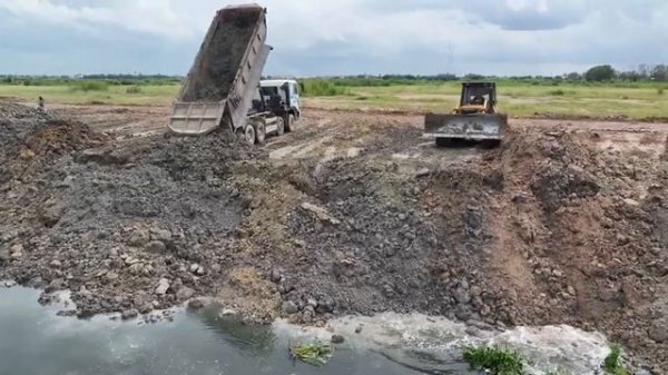 Ничего себе, технике вытаскивания двух застрявших самосвалов успешно помог экскаватор Kobelco