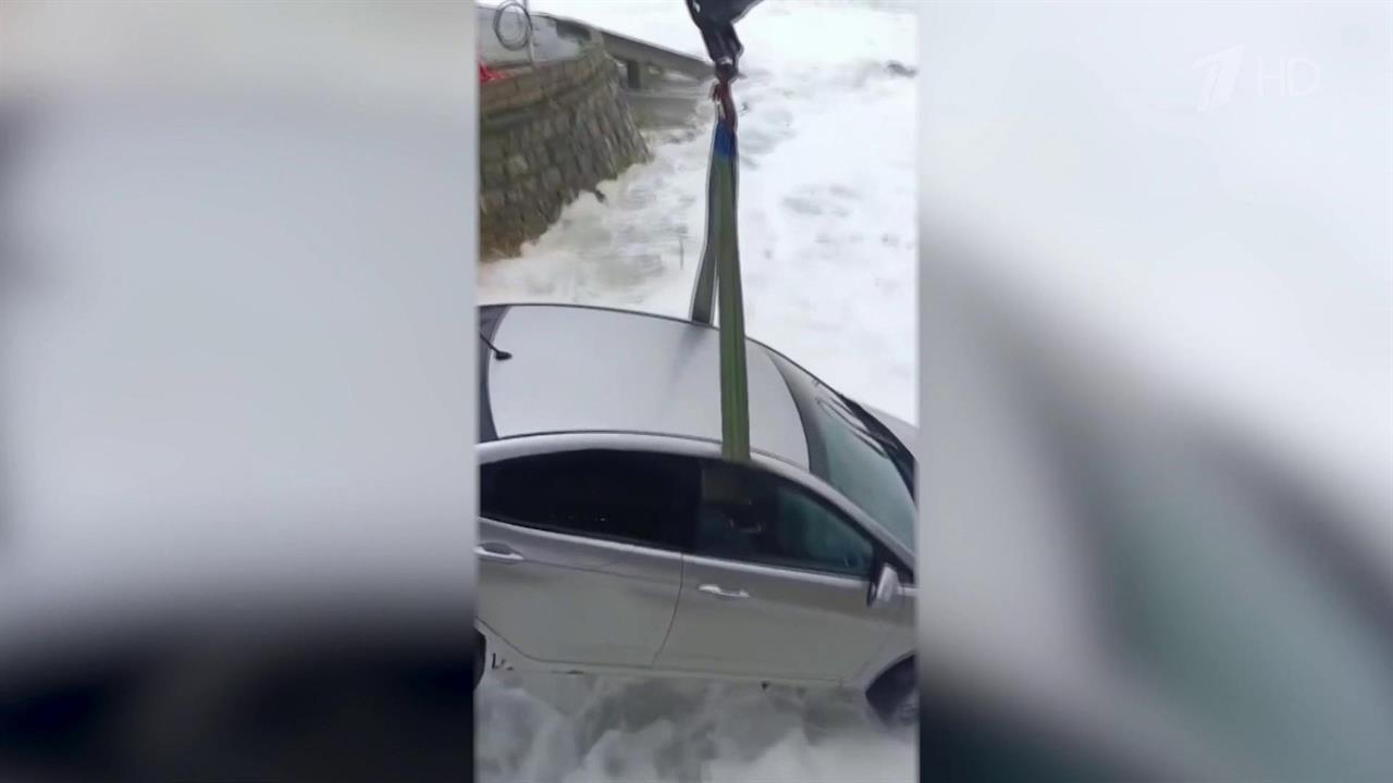 Резкое похолодание, ливни и волны высотой в несколько метров обрушились на Сочи смотреть онлайн