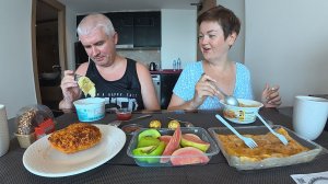 Мукбанг СТЕБЕМСЯ с мужем) Учу Вована ПЛОХОМУ) Болталка Тайские ВКУСНЯШКИ на семейный обед в Паттайе