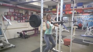 Алена - приседает со штангой на груди. Спортстудия Г. Зобача