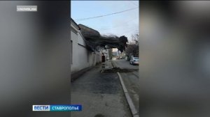 Последствия сильного ветра устраняют на Ставрополье