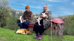 Счастливая старость пожилой пары в горной деревне вдали от цивилизации