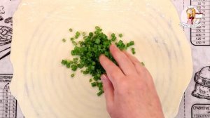 Слоеные лепешки с зеленым луком на сковороде